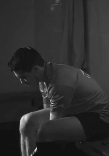 Un arbitre de rugby se préparant dans un vestiaire, symbole du respect dans le sport